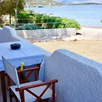 Traditional Greek House By The Nyaraló *